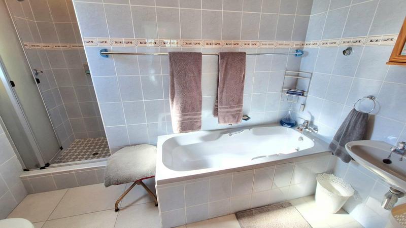 5 Bedroom Property for Sale in Reebok Western Cape